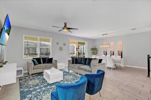 Smart TV - Spacious 9-bedroom house with AC, fitness room, WiFi in Kissimmee (Kissimmee)