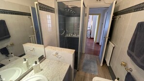 Dusche, Haartrockner, Bidet, Handtücher