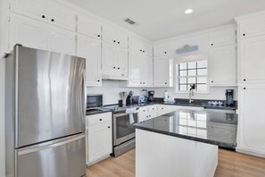 Fridge, microwave, oven, dishwasher - *Little Lagoon*Sleeps 12*Private Boat Launch* (Gulf Shores)