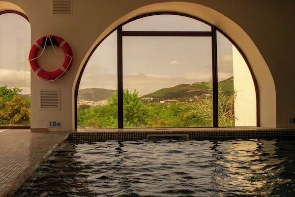 Een binnenzwembad, een seizoensgebonden buitenzwembad