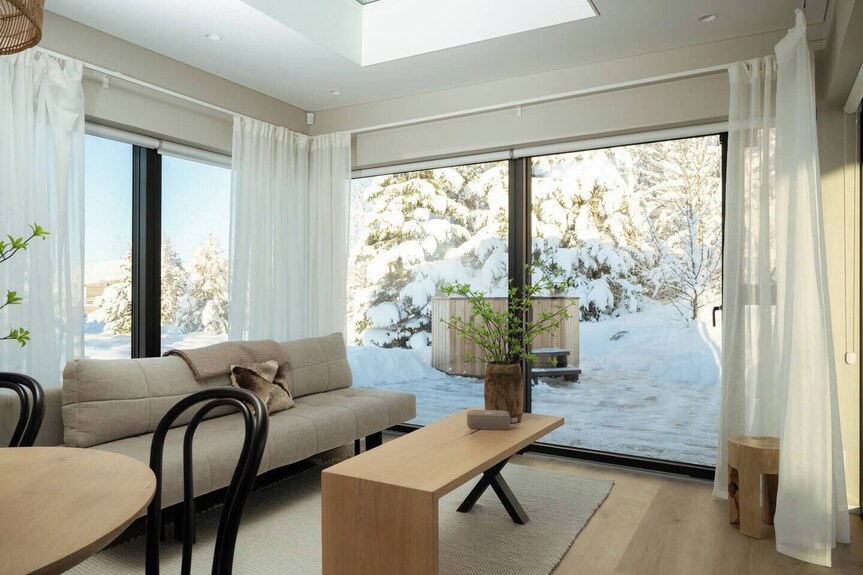 The Glass House - Under Aurora - Islanda