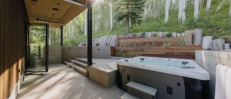Outdoor spa tub