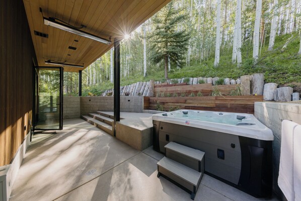 Outdoor spa tub