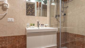 Camera (Cedro Suite) | Bagno | Doccia, soffione a pioggia, set di cortesia gratuito, asciugacapelli