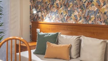 Bureau, espace de travail pour ordinateur portable, rideaux occultants