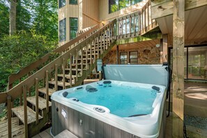 Outdoor spa tub