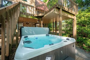 Outdoor spa tub - New! Wooded Lakefront Hideaway w/ Dock & Fire Pit (Oakland)