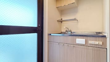 Hűtőszekrény, mikrohullámú sütő és elektromos vízforraló