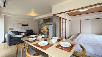 Deluxe Apartment | Dining room