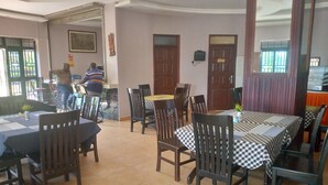 Melayani sarapan, makan siang, dan makan malam