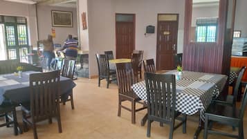 Petit déjeuner, déjeuner et dîner servis sur place