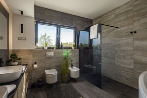 Dusche, Haartrockner, Handtücher