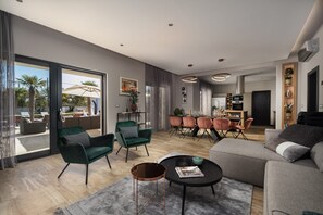 Tv, eldstad, bordsfotboll och ett bordtennisbord