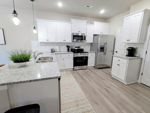 冷蔵庫、電子レンジ、オーブン、コンロ