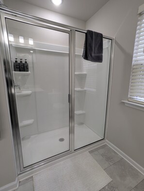 Dusche, Haartrockner, Handtücher, Seife
