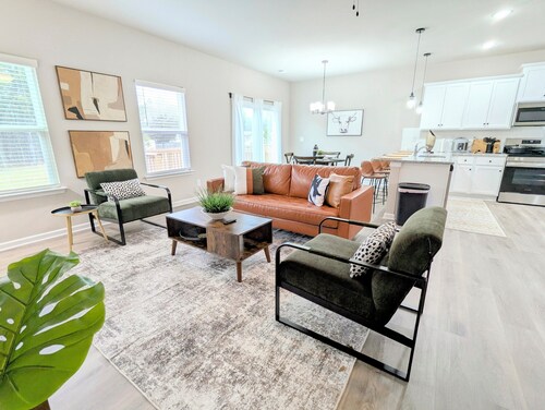 Modern 3BR/2.5BA Huntersville Townhome  Perfect for Remote Work & Families