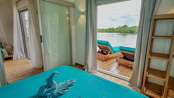 Bungalow exclusivo, 1 cama King size, vista al océano, sobre el agua | 1 habitación, ropa de cama de alta calidad y camas con efecto memoria