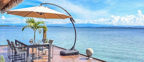 Luxury-Bungalow, 1 King-Bett, Meerblick, auf dem Wassser | Terrasse/Patio