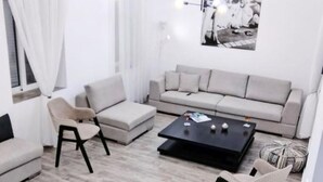 Una sala moderna con un juego de sofá, una mesa de centro y una silla.