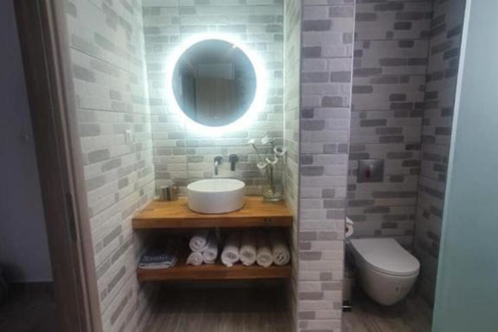 Ducha, artículos de tocador ecológicos, secador de pelo, toallas