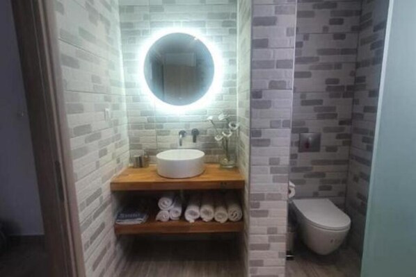Shower, eco-friendly toiletries, hair dryer, towels