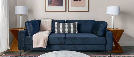 Una Smart TV, una mesa de tenis de mesa, un reproductor estéreo