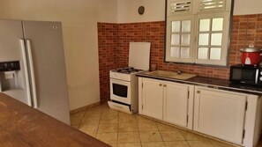 Geladeira, fogão, cooktop, talheres/pratos/utensílios de cozinha