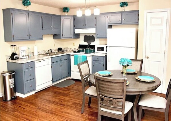 Een koelkast, een microgolfoven, een oven, een kookplaat