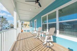 Terrace/patio - ☀️ Private Pool - Short Walk to Beach - Betty's Beach House ☀️ (Fort Myers Beach)