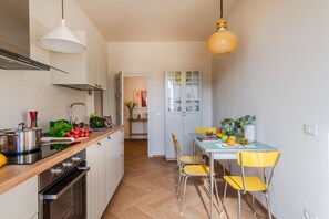 Refrigerador, microondas, horno y lavavajillas 