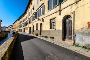 Exterior - Spacious Apartment Overlooking the Canal in Lucca – 3 Bedrooms, 2 Bathrooms (Lucca)