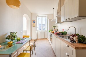 Kylskåp, mikrovågsugn, ugn och diskmaskin