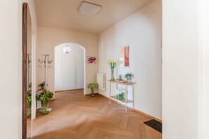 Interior - Spacious Apartment Overlooking the Canal in Lucca – 3 Bedrooms, 2 Bathrooms (Lucca)