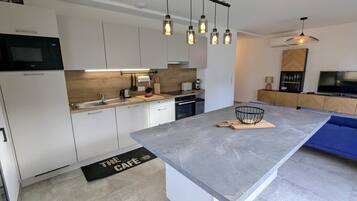 Réfrigérateur, micro-ondes, four, lave-vaisselle