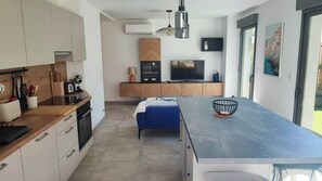 Kühlschrank, Mikrowelle, Ofen, Geschirrspüler