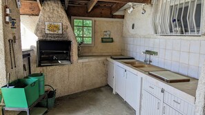 Jääkaappi, mikroaaltouuni, uuni, astianpesukone