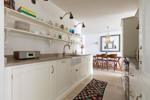 Dishwasher, coffee/tea maker, toaster