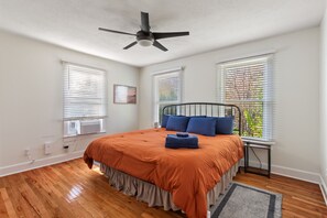 3 soverom, skrivebord, reiseseng for barn og wi-fi (inkludert)