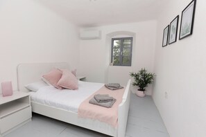 3 slaapkamers, een strijkplank/strijkijzer, wifi, beddengoed