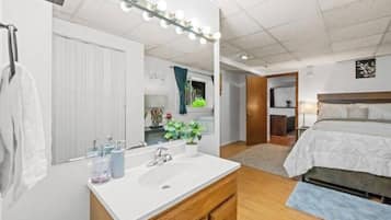 1 dormitorio, tabla de planchar con plancha, cuna de viaje y wifi