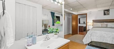 1 habitación, tabla de planchar con plancha, cuna de viaje y wifi