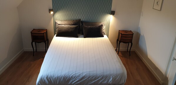 3 bedrooms, desk, iron/ironing board, travel crib