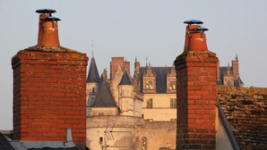 Vista de un pueblo histórico con chimeneas de ladrillo rojo y arquitectura tradicional.