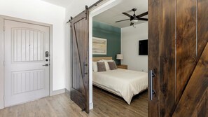 1 bedroom, desk, iron/ironing board, WiFi