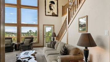 Smart TV, chimenea, videojuegos y futbolito