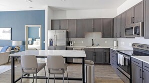 Kjøleskap og spisebord