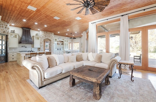 Bella Pavona Luxury Poolside Country Estate