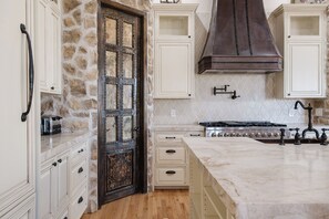Private kitchen - Bella Pavona Luxury Poolside Country Estate (Cottonwood)