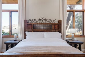 5 bedrooms, iron/ironing board, WiFi, bed sheets