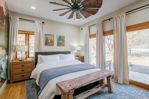 5 bedrooms, iron/ironing board, WiFi, bed sheets - Bella Pavona Luxury Poolside Country Estate (Cottonwood)